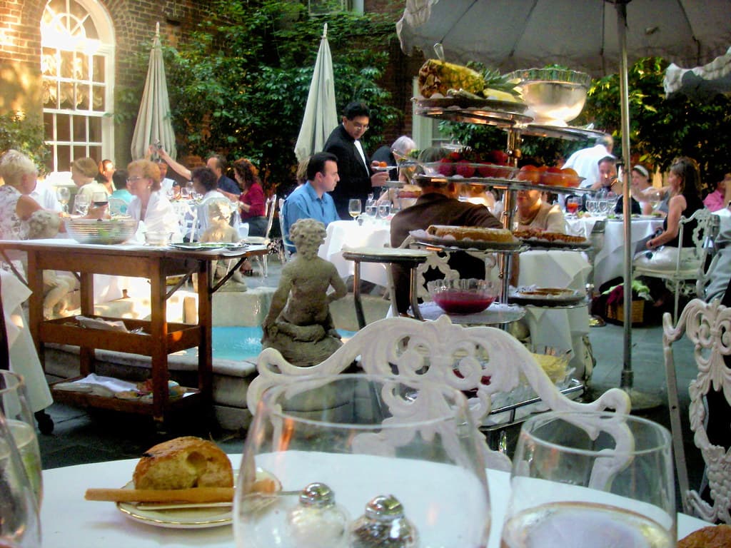 An elegant Italian dining room with cocktails and candlelight at Rosselli in Washington D.C.