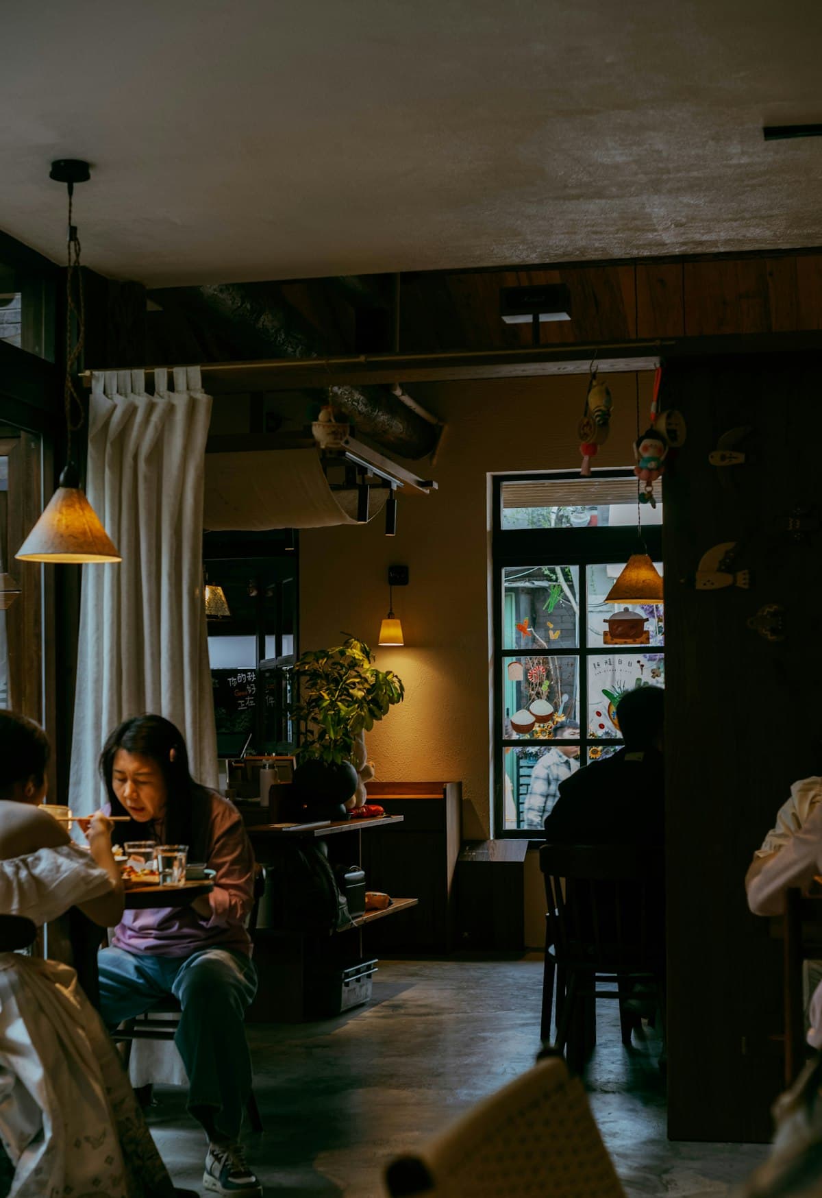 A lively summer dining room with cocktails, share plates, and warm evening light in the Washington D.C. area